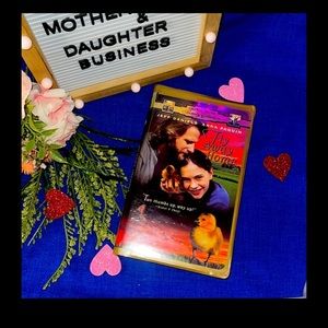 Fly Away Home (VHS, 1996, Closed Captioned Clam Shell Case).